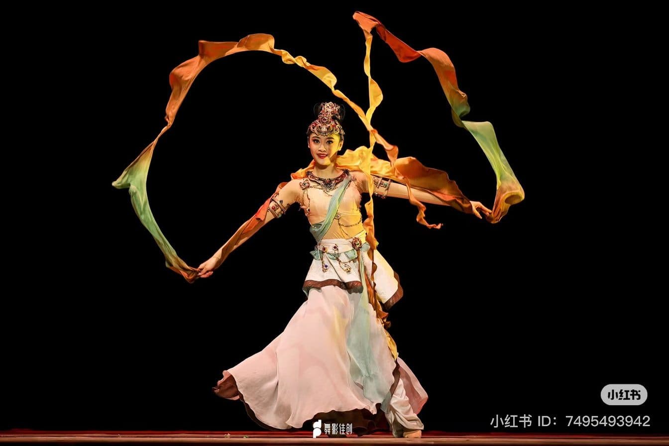 Ensemble swirling flame-coloured silk