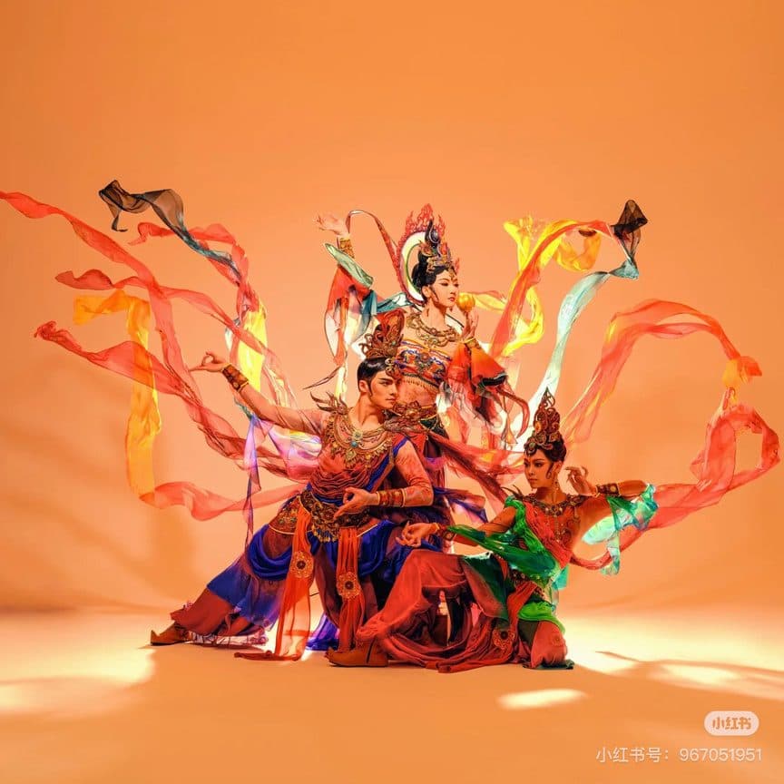 Ensemble swirling flame-coloured silk