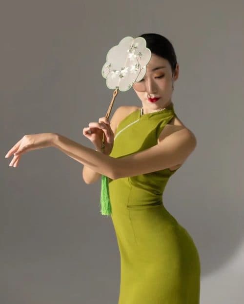 Round fan dance