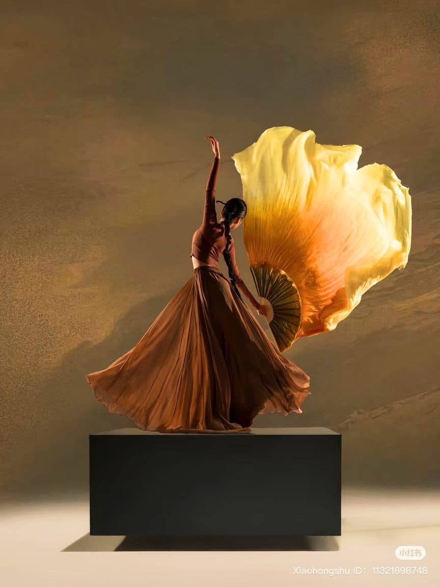 Dancer with a long silk fan