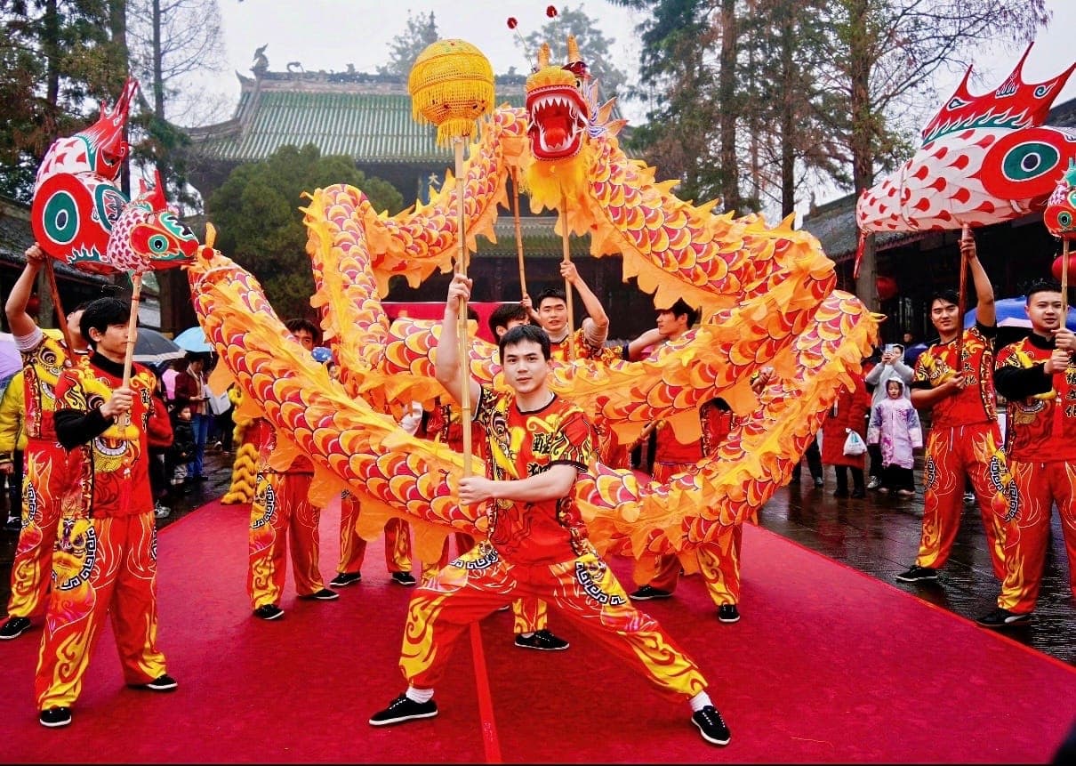 Dragon dance team carrying the dragon