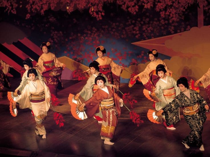 Fan dance formation