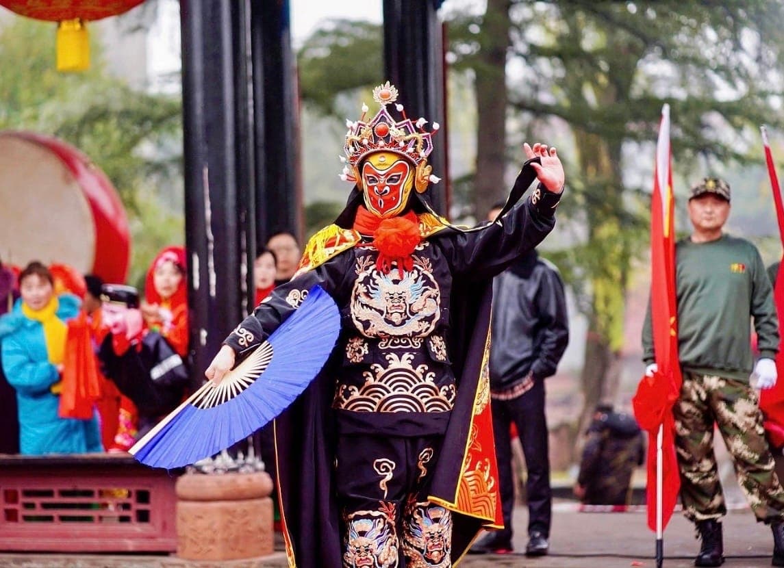 Bian lian performer in a painted mask