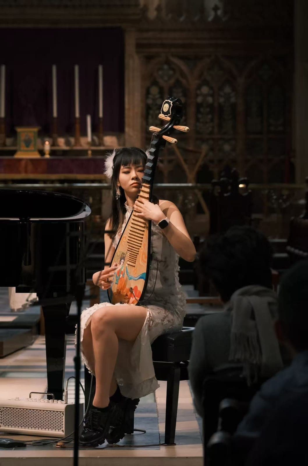 Pipa player holding the lute upright
