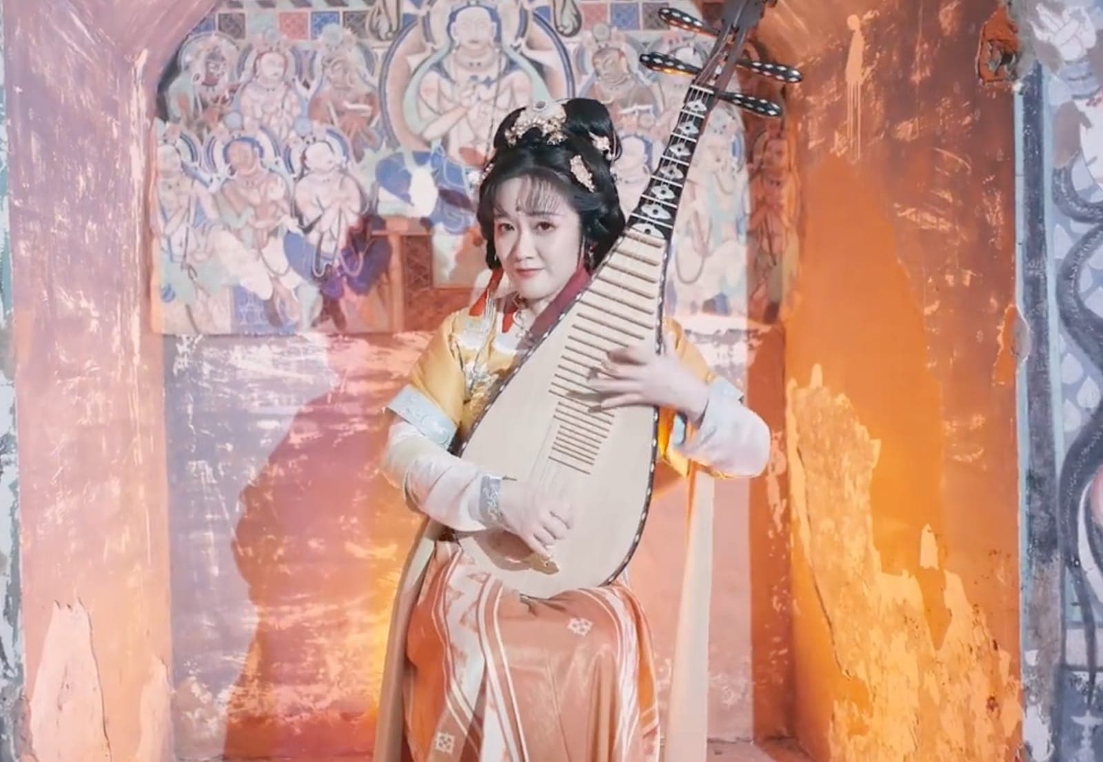 Pipa player holding the lute upright