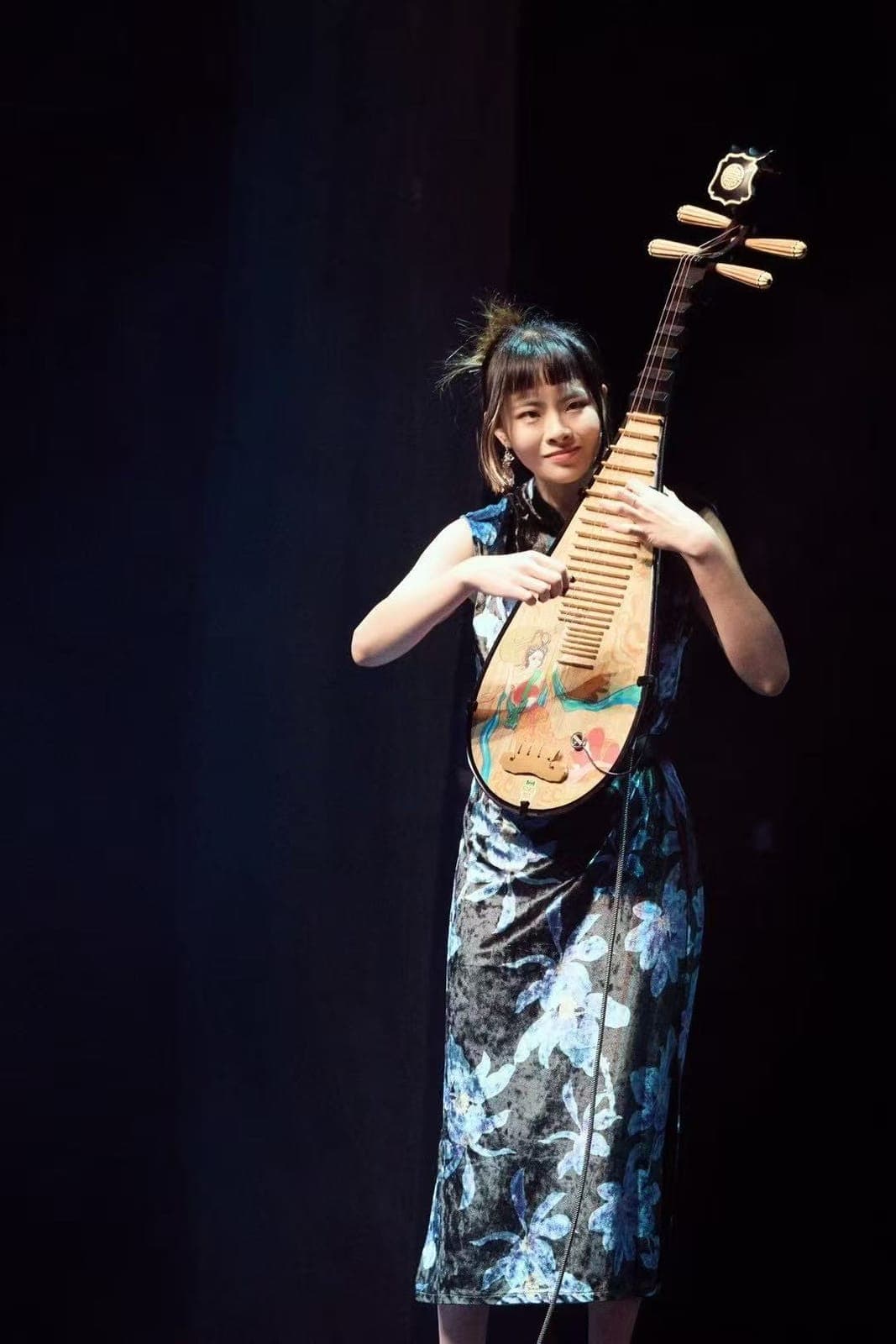 Pipa artist standing performing